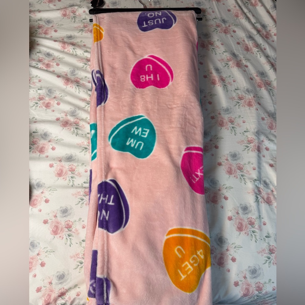 Betsey Johnson Candy Heart Plush Throw Blanket 50x70 Pink NWT - Picture 4 of 4